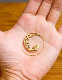 インド伝統模樣の艶めきゴールドピアス - サブ5