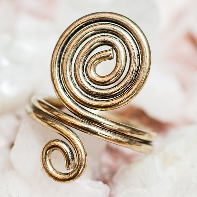 インドのうずまきリングの写真1枚目です。指輪の全体像ですリング,指輪,アクセサリー,金色,ゴールド,