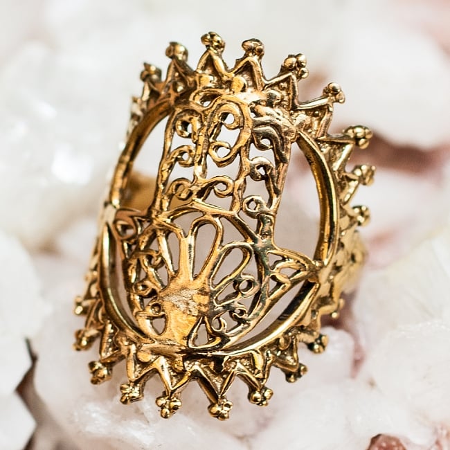光輪とハムサのゴールドリングの写真1枚目です。指輪の全体像ですリング,指輪,アクセサリー,金色,ゴールド,