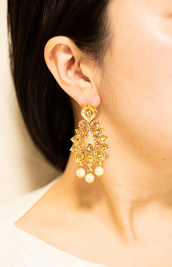 ゴールドメタルとグラス ストーンのピアス 6.8cm×3cm - サブ5