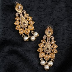 ゴールドメタルとグラス ストーンのピアス 6.8cm×3cm