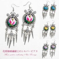 花模様刺繍細工のシルバーピアス