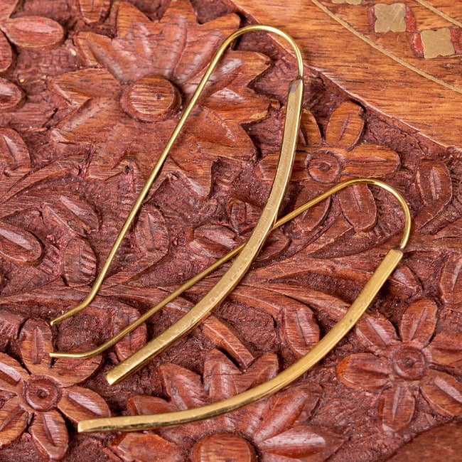 インドのゴールデン　トラディショナル・ピアス　弓形の写真1枚目です。インドのゴールデンピアスですインド　アクセ,ピアス,インド ピアス,伝統 アクセ