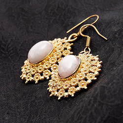 インドの伝統　天然石のフラワーピアス - サブ2