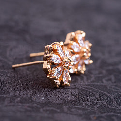 インドの伝統模様　指先サイズのゴールドピアス フラワー - サブ3