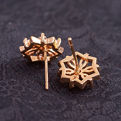 インドの伝統模様　指先サイズのゴールドピアス フラワー - サブ4