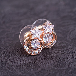 インドの伝統模様　指先サイズのゴールドピアス 月と星 - サブ2