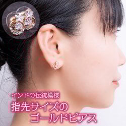 インドの伝統模様　指先サイズのゴールドピアス 月と星