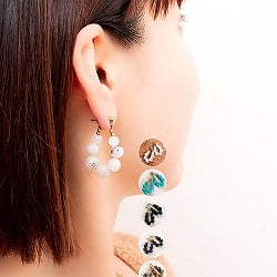 インドの伝統　天然石のボールピアス