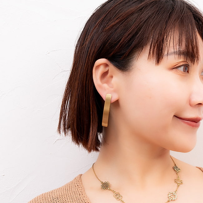 インドの伝統　ゴールドピアス　プレート 7 - 着画です　上品なゴールドです。