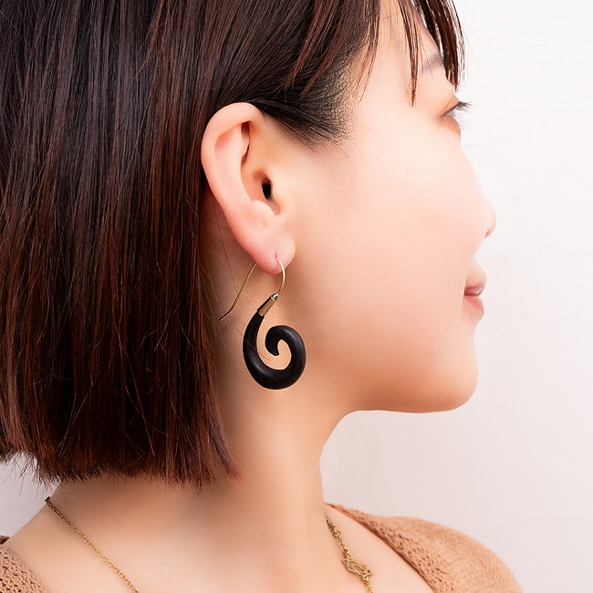 インドの木製トライバルピアス　螺旋 7 - 付けてみました