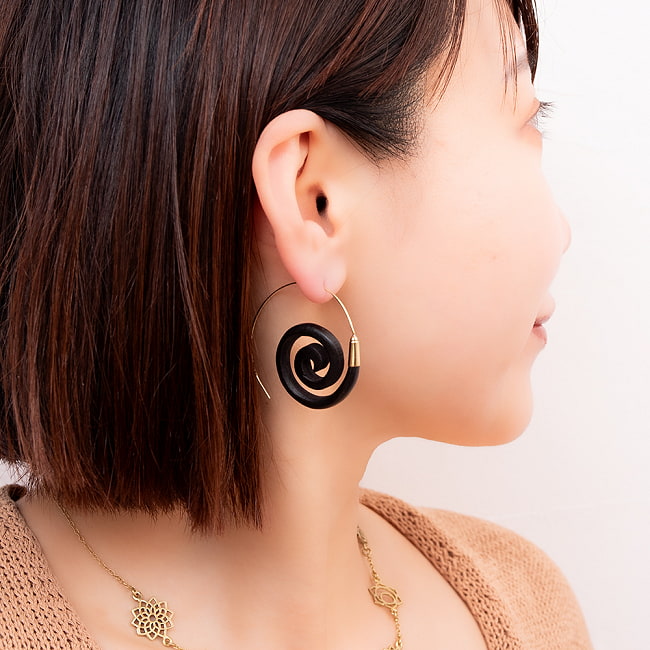 インドの木製トライバルピアス　旋回 7 - 付けてみました
