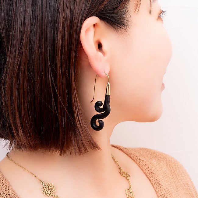 インドの木製トライバルピアス　辻風 7 - 付けてみました