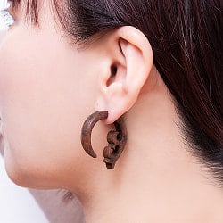 ナチュラル感が魅力の手彫り インドの木製トライバルピアス〔フェイクゲージ〕 - ルナ・クロー - サブ2