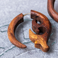 ナチュラル感が魅力の手彫り インドの木製トライバルピアス〔フェイクゲージ〕 - ルナ・クロー - サブ3