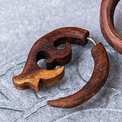 ナチュラル感が魅力の手彫り インドの木製トライバルピアス〔フェイクゲージ〕 - ルナ・クロー - サブ4