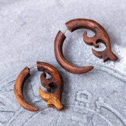 ナチュラル感が魅力の手彫り インドの木製トライバルピアス〔フェイクゲージ〕 - ルナ・クロー
