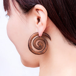 ナチュラル感が魅力の手彫り　インドの木製トライバルピアス〔フェイクゲージ〕 - 渦模様 - サブ2