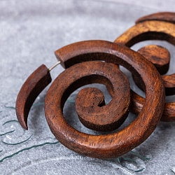 ナチュラル感が魅力の手彫り　インドの木製トライバルピアス〔フェイクゲージ〕 - 渦模様 - サブ3