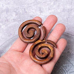 ナチュラル感が魅力の手彫り　インドの木製トライバルピアス〔フェイクゲージ〕 - 渦模様 - サブ5