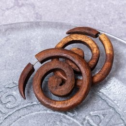 ナチュラル感が魅力の手彫り　インドの木製トライバルピアス〔フェイクゲージ〕 - 渦模様