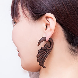 ナチュラル感が魅力の手彫り　インドの木製トライバルピアス〔フェイクゲージ〕 - 羽模様 - サブ2