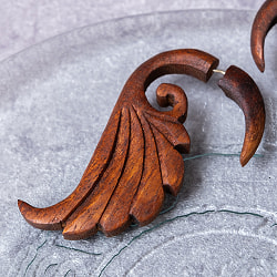 ナチュラル感が魅力の手彫り　インドの木製トライバルピアス〔フェイクゲージ〕 - 羽模様 - サブ3