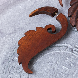 ナチュラル感が魅力の手彫り　インドの木製トライバルピアス〔フェイクゲージ〕 - 羽模様 - サブ4