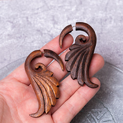 ナチュラル感が魅力の手彫り　インドの木製トライバルピアス〔フェイクゲージ〕 - 羽模様 - サブ5