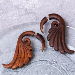 ナチュラル感が魅力の手彫り インドの木製トライバルピアス〔フェイクゲージ〕 - 羽模様