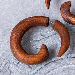 ナチュラル感が魅力の手彫り　インドの木製トライバルピアス〔フェイクゲージ〕 - フック - サブ3