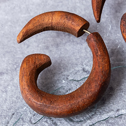 ナチュラル感が魅力の手彫り　インドの木製トライバルピアス〔フェイクゲージ〕 - フック - サブ4