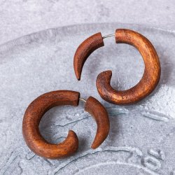 ナチュラル感が魅力の手彫り インドの木製トライバルピアス〔フェイクゲージ〕 - フック