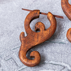 ナチュラル感が魅力の手彫り　インドの木製トライバルピアス〔ウッドゲージ〕 - ゲッコー - サブ3