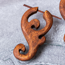 ナチュラル感が魅力の手彫り　インドの木製トライバルピアス〔ウッドゲージ〕 - ゲッコー - サブ4