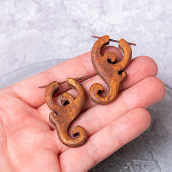 ナチュラル感が魅力の手彫り　インドの木製トライバルピアス〔ウッドゲージ〕 - ゲッコー - サブ5