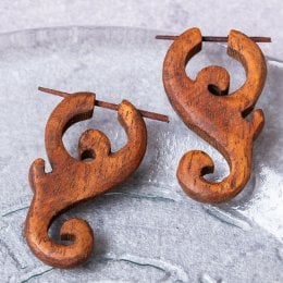 ナチュラル感が魅力の手彫り　インドの木製トライバルピアス〔ウッドゲージ〕 - ゲッコー