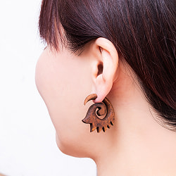 ナチュラル感が魅力の手彫り　インドの木製トライバルピアス〔フェイクゲージ〕 - 波模様 - サブ2