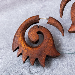 ナチュラル感が魅力の手彫り　インドの木製トライバルピアス〔フェイクゲージ〕 - 波模様 - サブ3