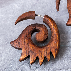 ナチュラル感が魅力の手彫り　インドの木製トライバルピアス〔フェイクゲージ〕 - 波模様 - サブ4