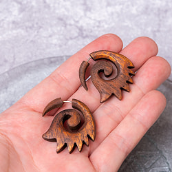 ナチュラル感が魅力の手彫り　インドの木製トライバルピアス〔フェイクゲージ〕 - 波模様 - サブ5