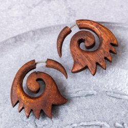 ナチュラル感が魅力の手彫り インドの木製トライバルピアス〔フェイクゲージ〕 - 波模様