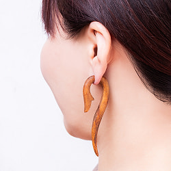 ナチュラル感が魅力の手彫り　インドの木製トライバルピアス〔フェイクゲージ〕 - 新芽 - サブ2