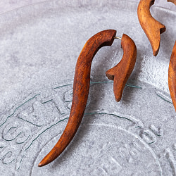 ナチュラル感が魅力の手彫り　インドの木製トライバルピアス〔フェイクゲージ〕 - 新芽 - サブ3