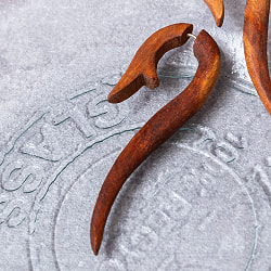 ナチュラル感が魅力の手彫り　インドの木製トライバルピアス〔フェイクゲージ〕 - 新芽 - サブ4