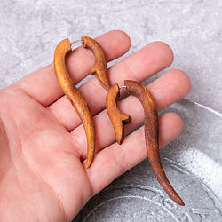 ナチュラル感が魅力の手彫り　インドの木製トライバルピアス〔フェイクゲージ〕 - 新芽 - サブ5