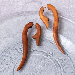 ナチュラル感が魅力の手彫り インドの木製トライバルピアス〔フェイクゲージ〕 - 新芽