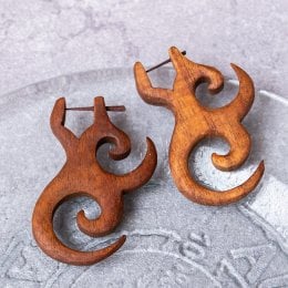 ナチュラル感が魅力の手彫り　インドの木製トライバルピアス〔ウッドゲージ〕 - フレイム