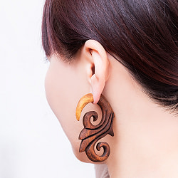 ナチュラル感が魅力の手彫り　インドの木製トライバルピアス〔フェイクゲージ〕 - ウィンド - サブ2