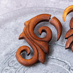 ナチュラル感が魅力の手彫り　インドの木製トライバルピアス〔フェイクゲージ〕 - ウィンド - サブ3